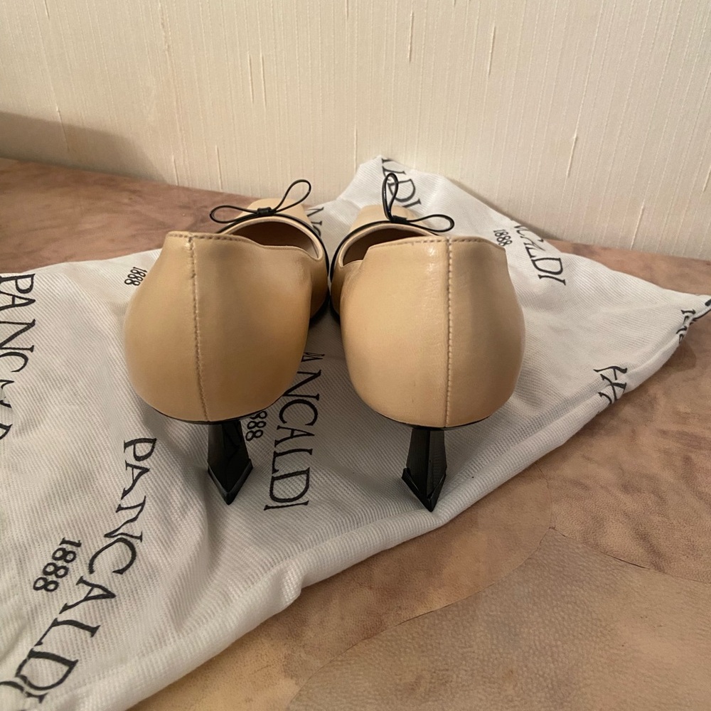 Cream and Black Two-Tone Heels with Pointed Toe - Picture 3 of 5